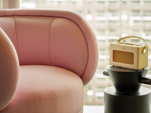 2022_ALB_JuniorSuite_AccentChairSpeaker